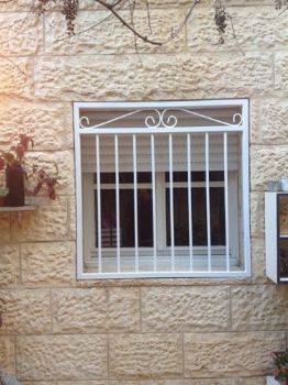 סורגים לבנים לחלון בירושלים